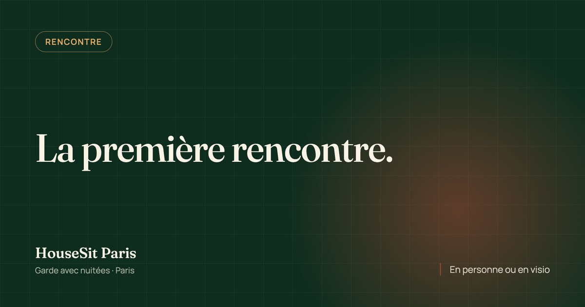 Couverture éditoriale de l'article, avec le titre « La première rencontre » en lettres crème sur un fond vert forêt.